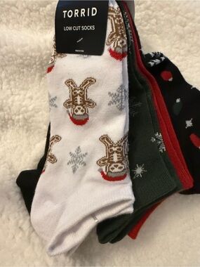Torrid womens Low Cut Holiday Socks - White, Black, Green, Red. 5 Pack